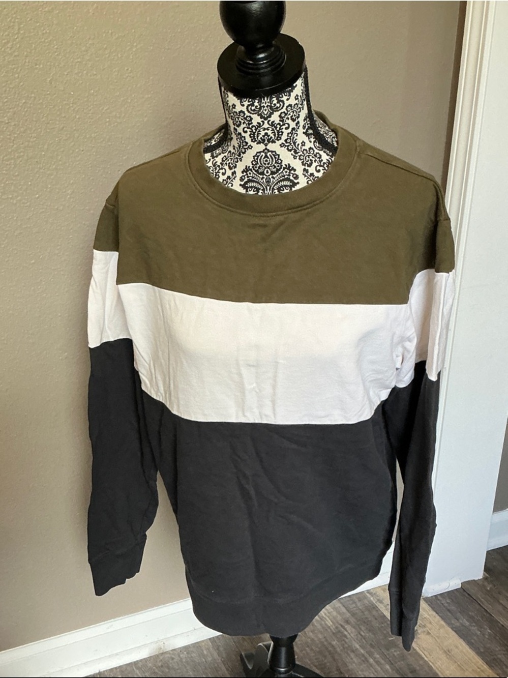 Original Use Olive, White & Black Colorblock Long-Sleeve Crewneck Size M